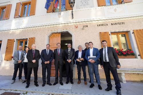 L'incontro a Caporetto (Slovenia) tra l'assessore regionale alle Autonomie locali e politiche comunitarie del Fvg, Pierpaolo Roberti, il ministro per lo Sviluppo e i progetti strategici della Slovenia Marko Bandelli, l'europarlamentare Alojz Peterle, e i sindaci dei 25 comuni della Regione Goriška e del Friuli Venezia Giulia interessati dal Cluster per la Cooperazione transfrontaliera.